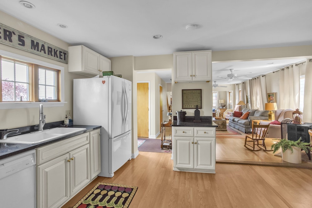Home Port - Spacious Retreat In Prime Location 4 Bedroom Home