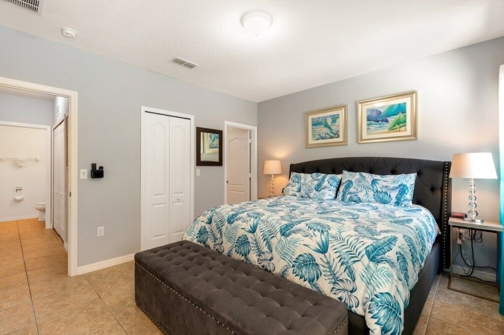 Luxury 4br Retreat W/ Pool, Game Room Near Disney 4 Bedroom Villa