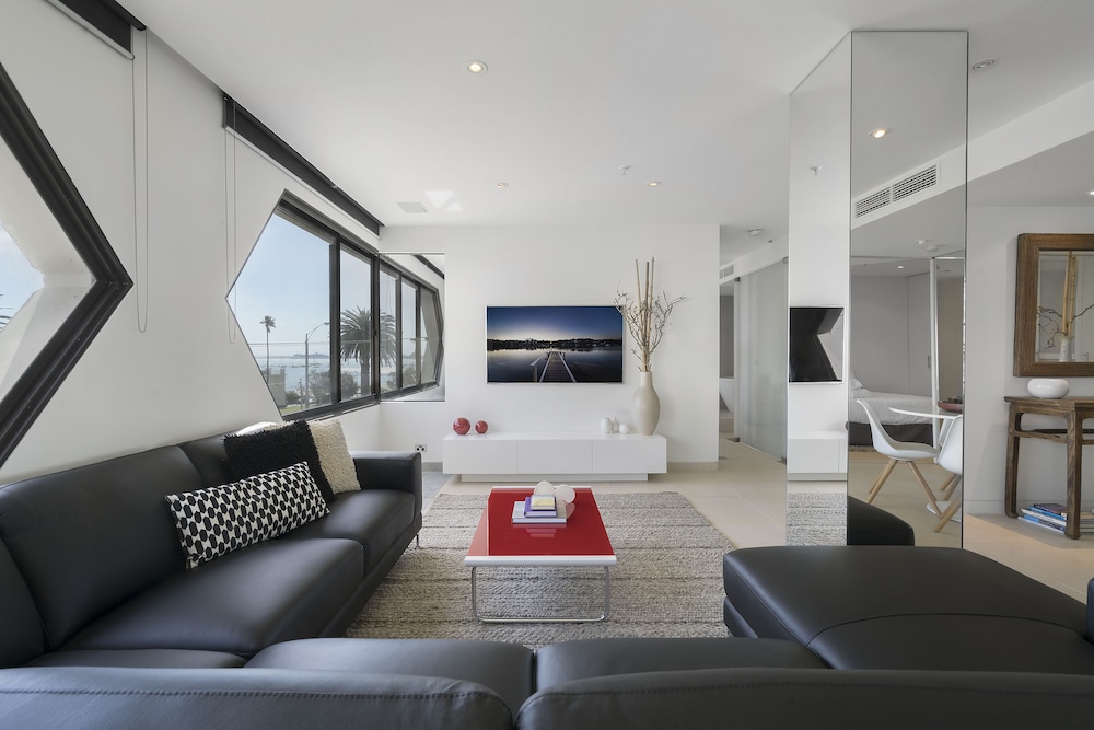 ELAINE, 2BDR St.Kilda Apartment