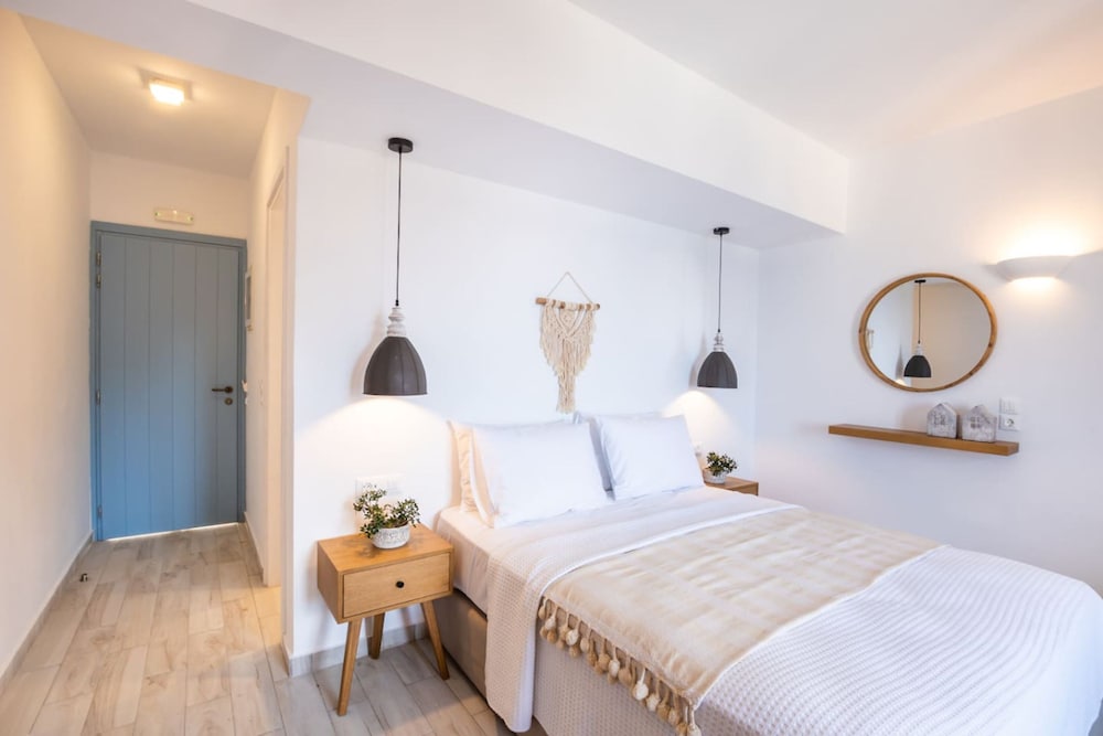 Yploui Suites 1 in Kira Panagia