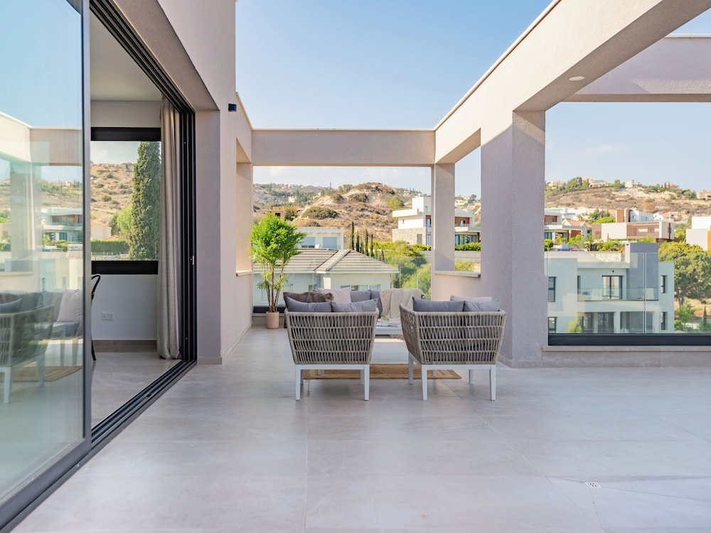 Sanders River Plaza Limassol Apartment