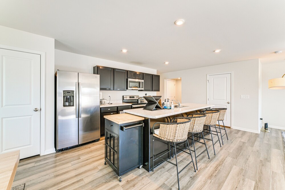 < 6 Mi to Uptown Charlotte: Bright Home w/ Yard