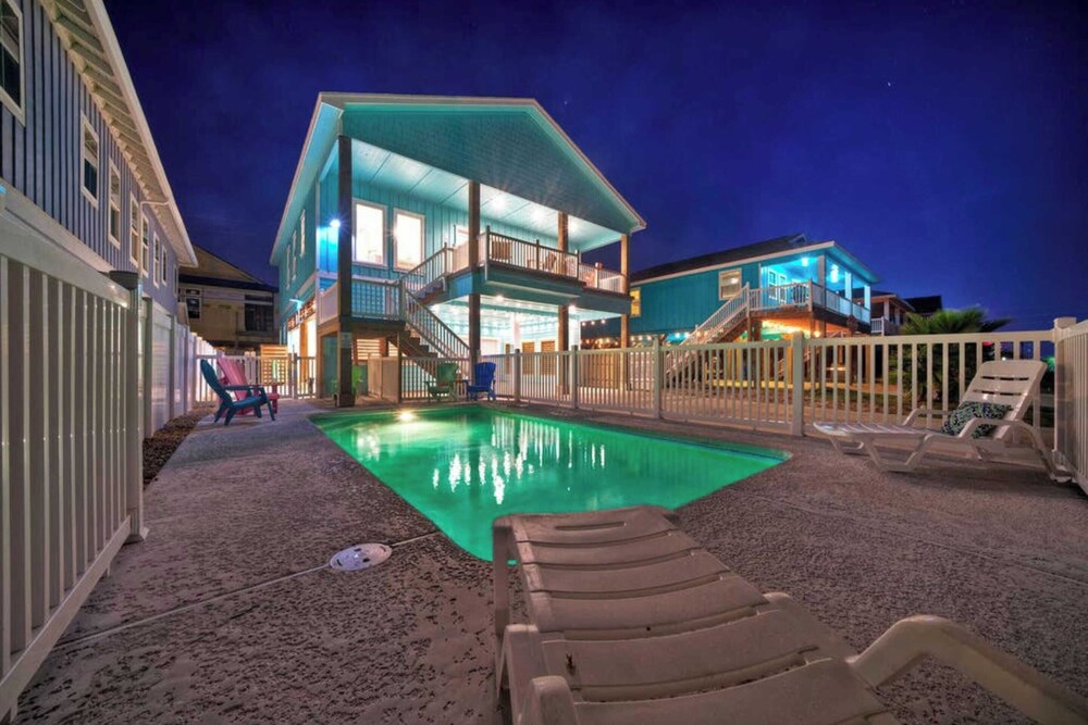 Sleeps 21, 2 Homes 2 Private Pools, Fire Pit, Swing Bar Walk to the Beach