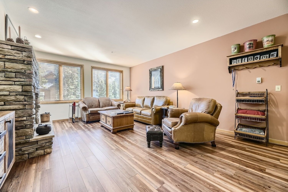 5023 Gateway 2 Bedroom Condo