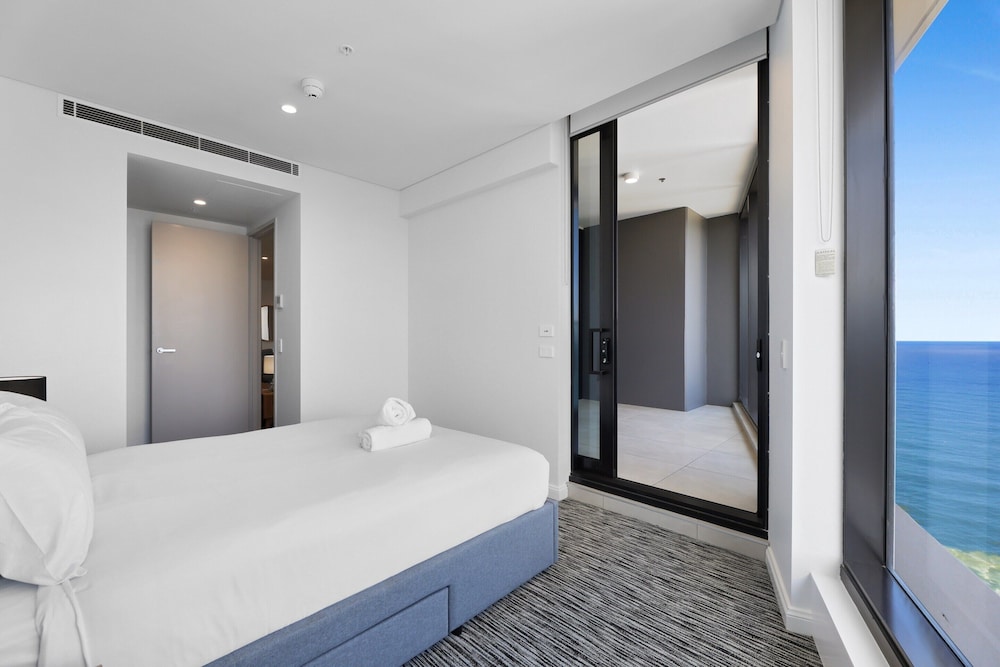 Luxe Oceanfront 1-bed High Rise With Pool & Gym