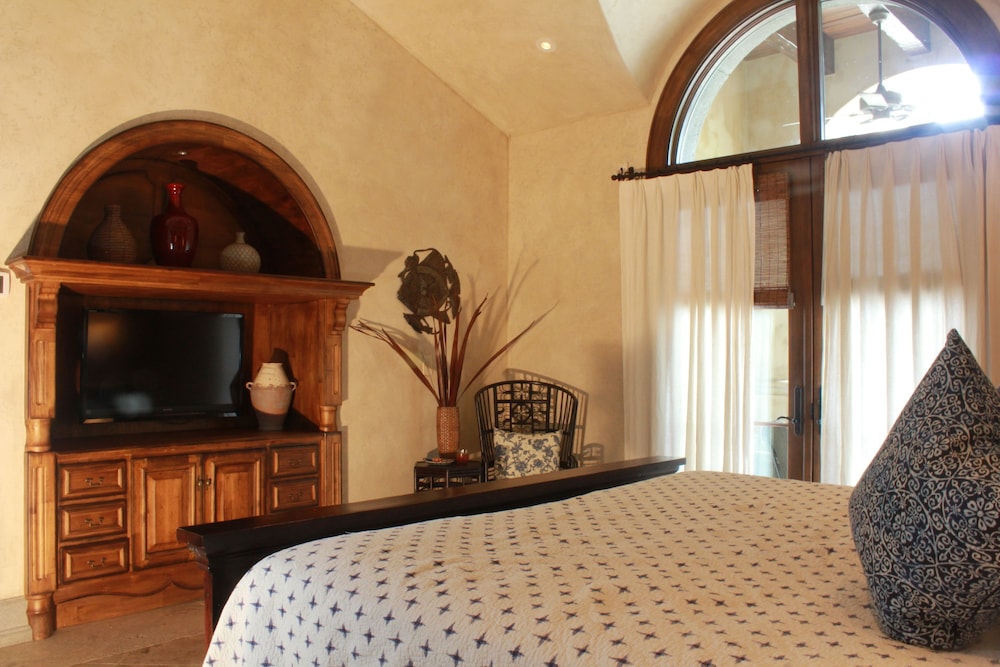 CR Luxury Los Sueños Condos