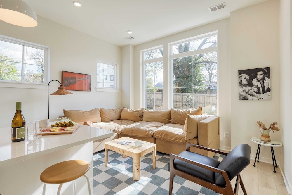 2 New Townhomes w/ Balcony, Mins to Broadway, Sleeps 16 98 Degrees & The Stage