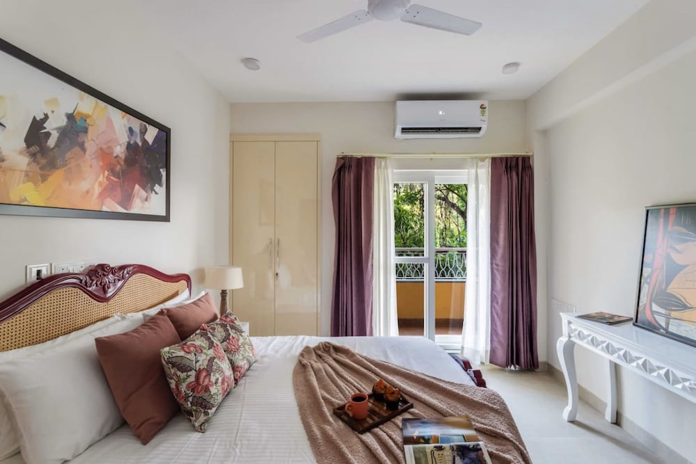 1bhk w Balcony and Pool - 5 Mins to Candolim Beach