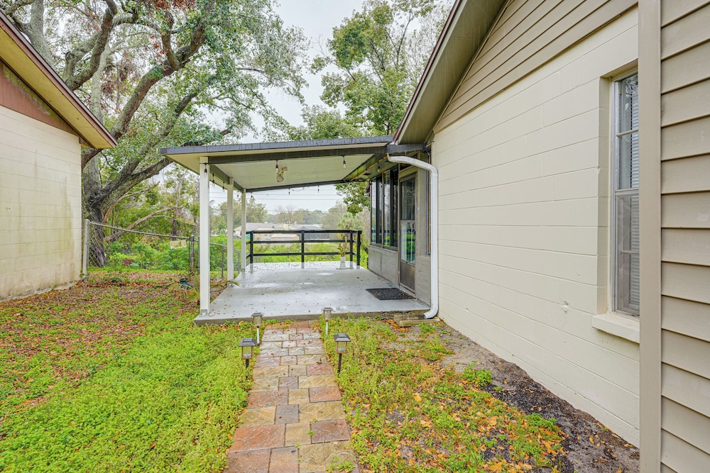 Explore & Relax: Chic & Cozy Retreat in Lakeland!