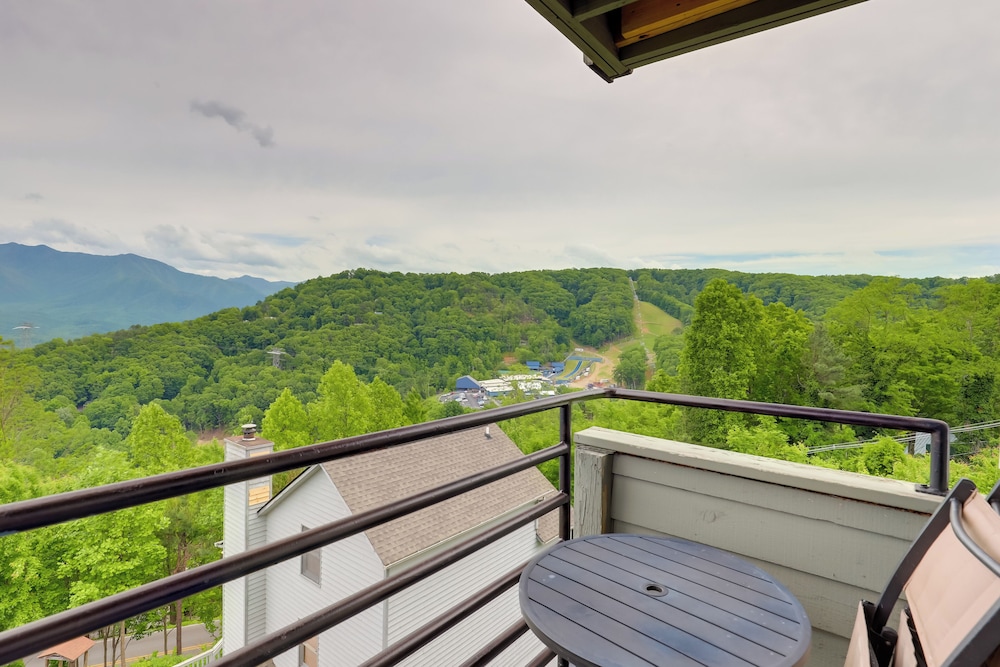 Smokies Condo 3 Mi to Nat'l Park + Hot Tub Access