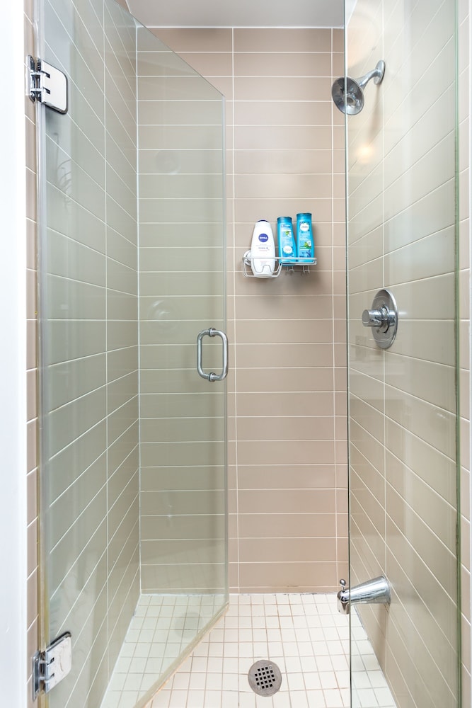 TopLine Suites - Ice Condos photo 4