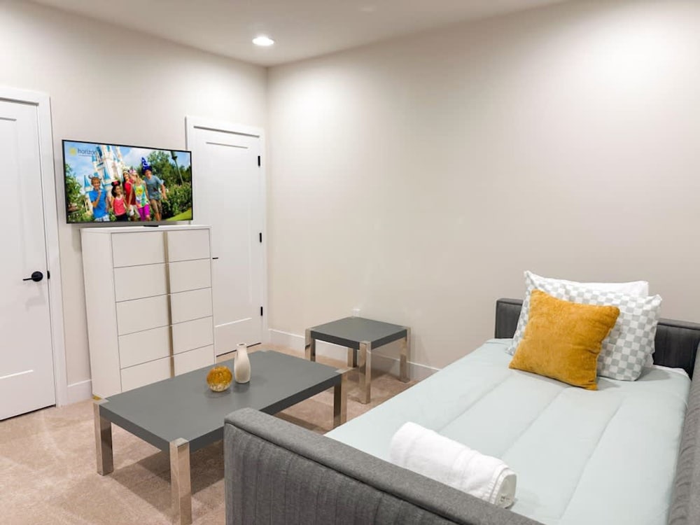 Brand New Pool Home Near Disney Resort Access