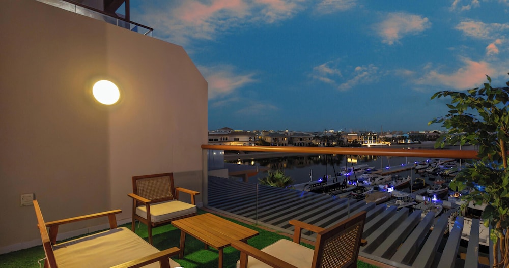 LUX The Palm View Studio