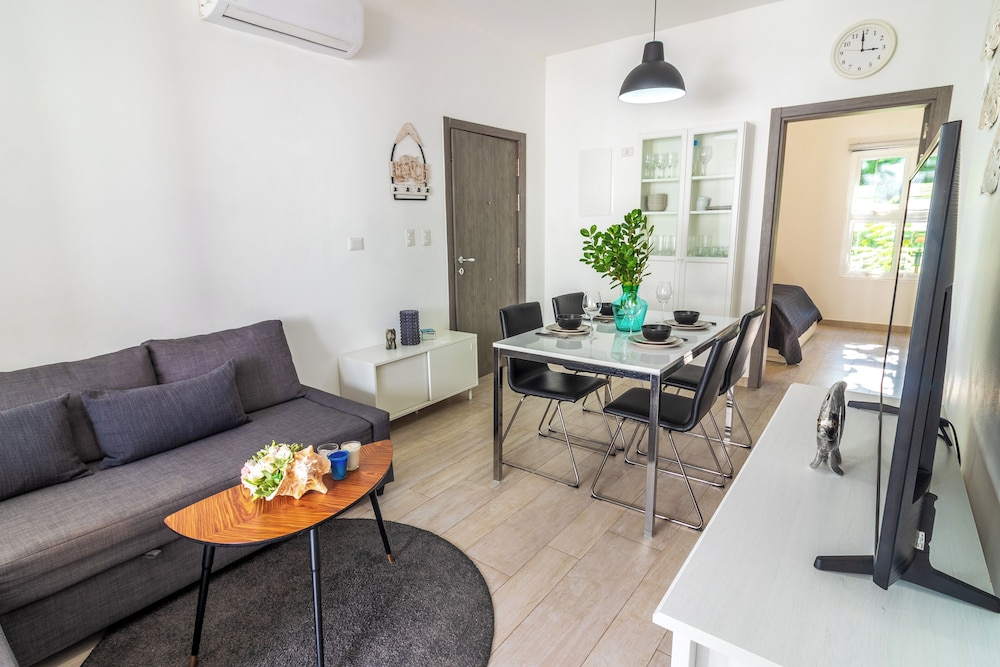 Modern 2BR Apartment - Paseo del Mar