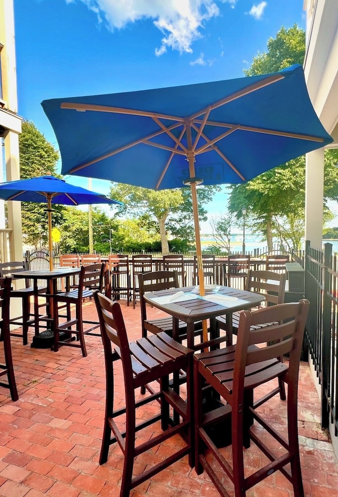 The Glen Cove Hotel & Restaurant