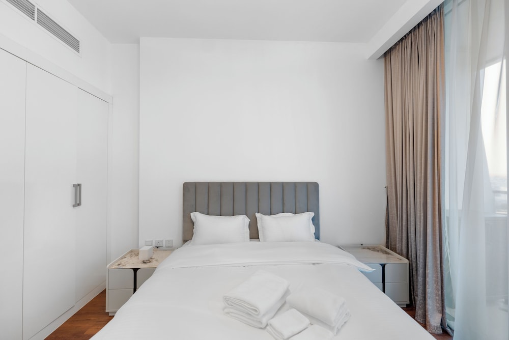 Chic 1BR Canal View at Waves Tower
