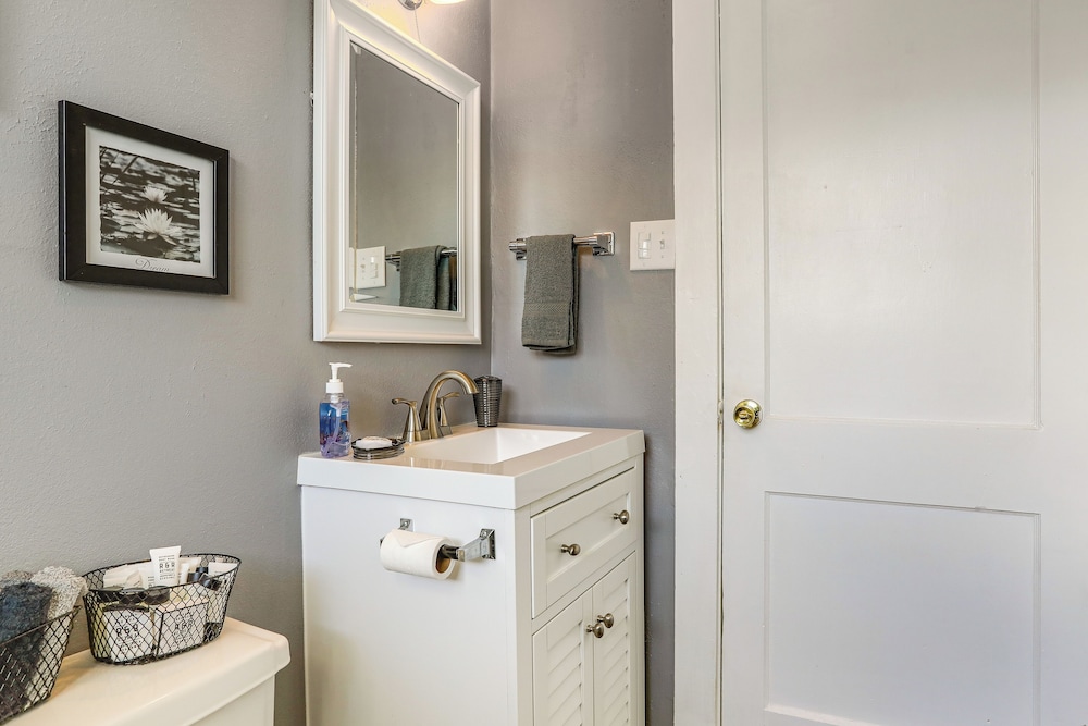 4 Mi to Baton Rouge: Charming Duplex Apartment