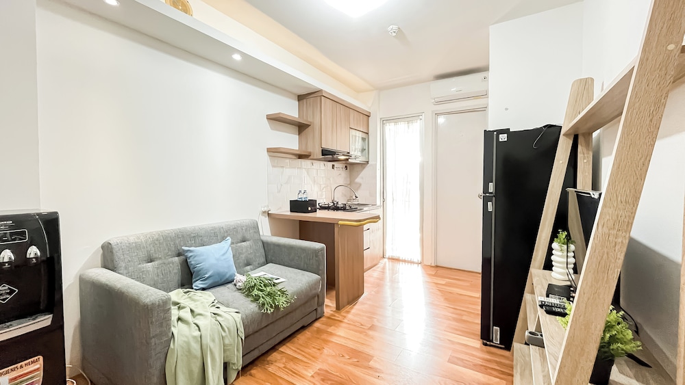 Warm And Comfy 2Br At Bassura City Apartment