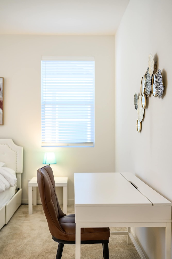 Sunny & Stylish Near LA 4BR Home w Desks & Lounge