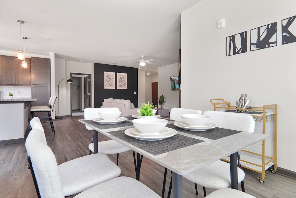 Luxe King 3BR Suite in North Raleigh