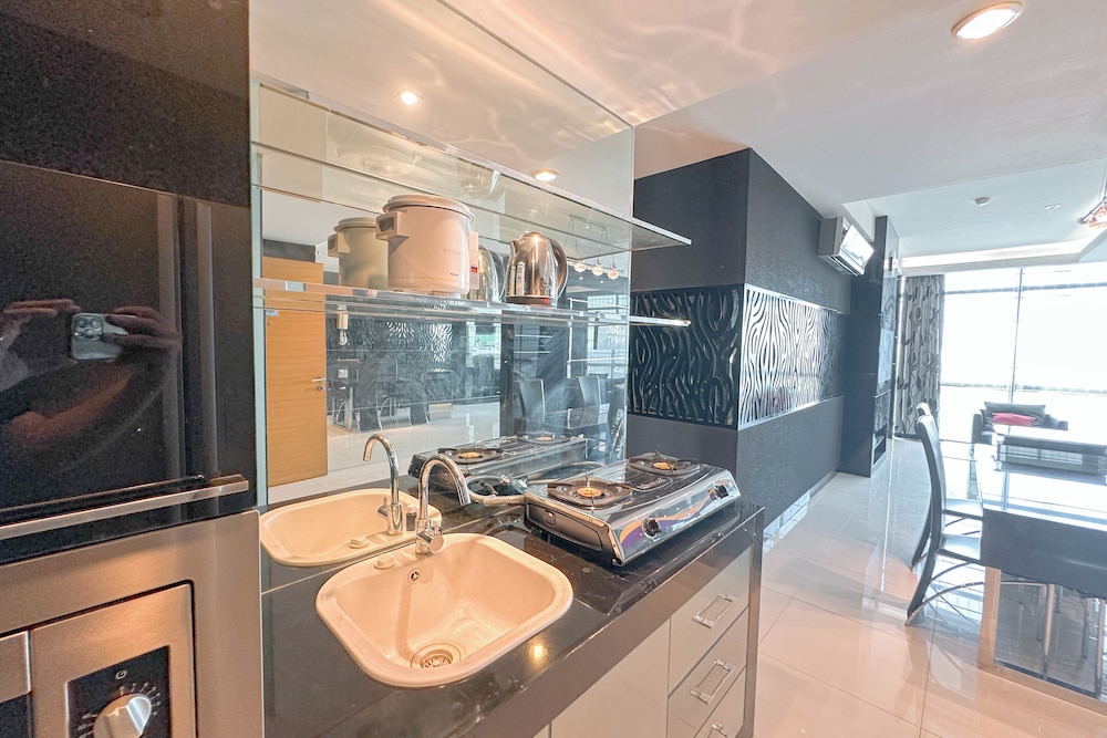 Spacious And Comfortable Living 3Br Apartment At Aryaduta Residence