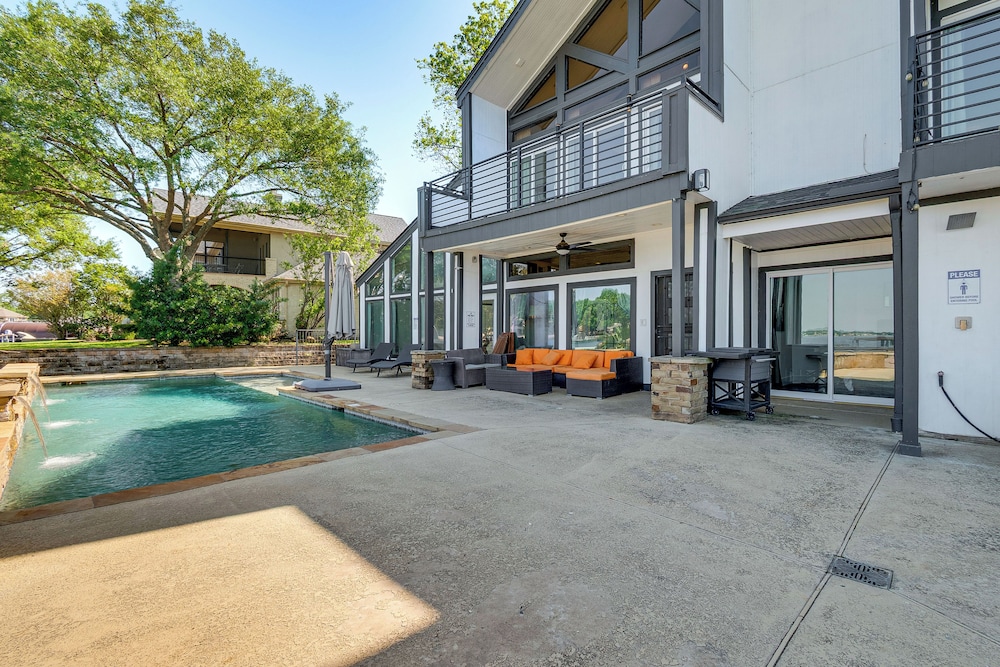 Luxe Family Gem in Montgomery: 'the Lake House!'