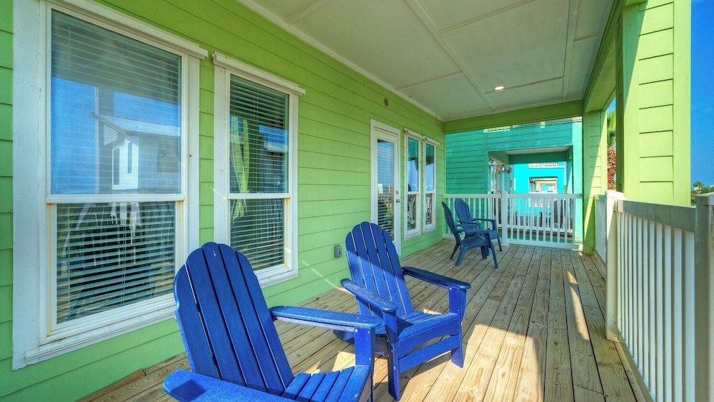 Walk to the Beach Ocean Views, Balcony Dining & Open Living Beachview 54 by Avantstay