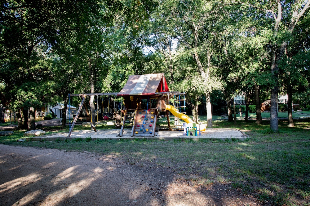 Mendelbaum Winery Guest Cabins