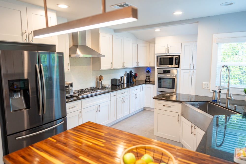 Upscale Upgraded Beautiful Spacious 3BR House in Encino Fully Renovated With Garage Very Large Fenced Yard Patio AT END OF Cul-de-sac p84