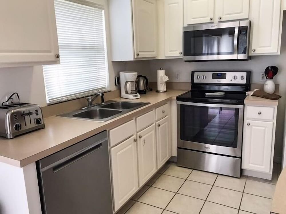 South Facing Pool For All Day Sun! 3 Bedroom Home by RedAwning view 4