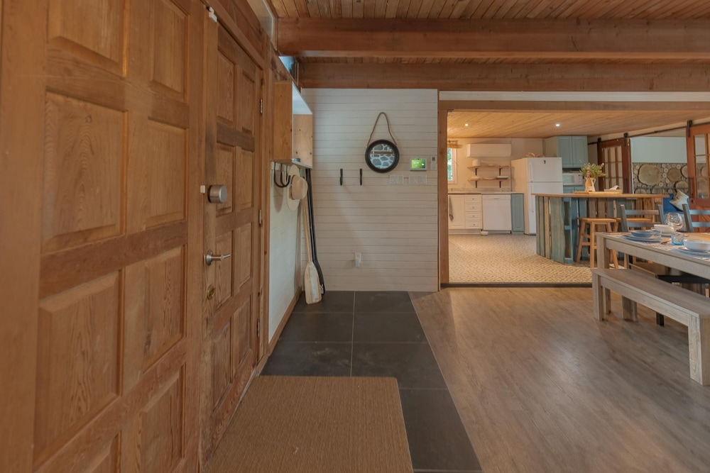 The Phoenix - Riverside Chalet With Beach