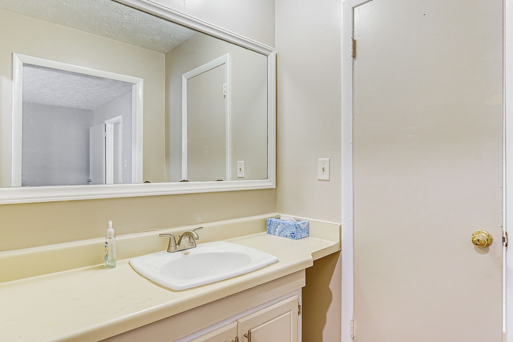5 Mi to Fort Bragg: Family Gem Near Parks & Trails