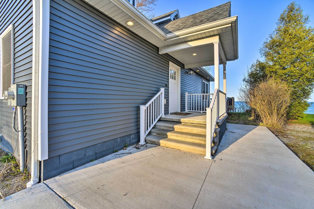 Lakefront Lexington Escape: Steps to Beach! view 2
