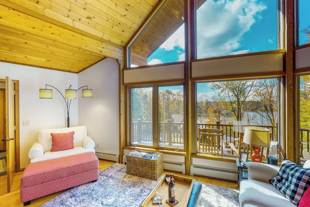 3BR Home w/ Private Hot Tub, Kayaks & Lake Views