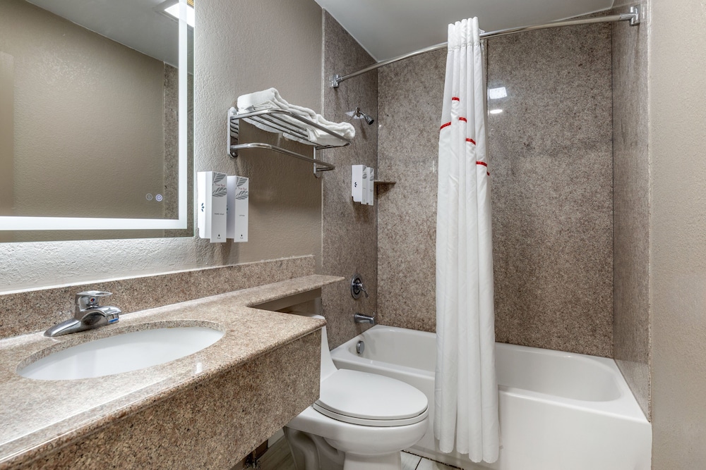 Red Roof Inn Suffolk - Property Image 10