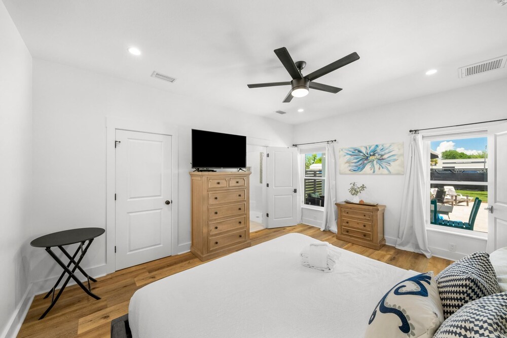 Beach House - 6th Street Retreat by PHG