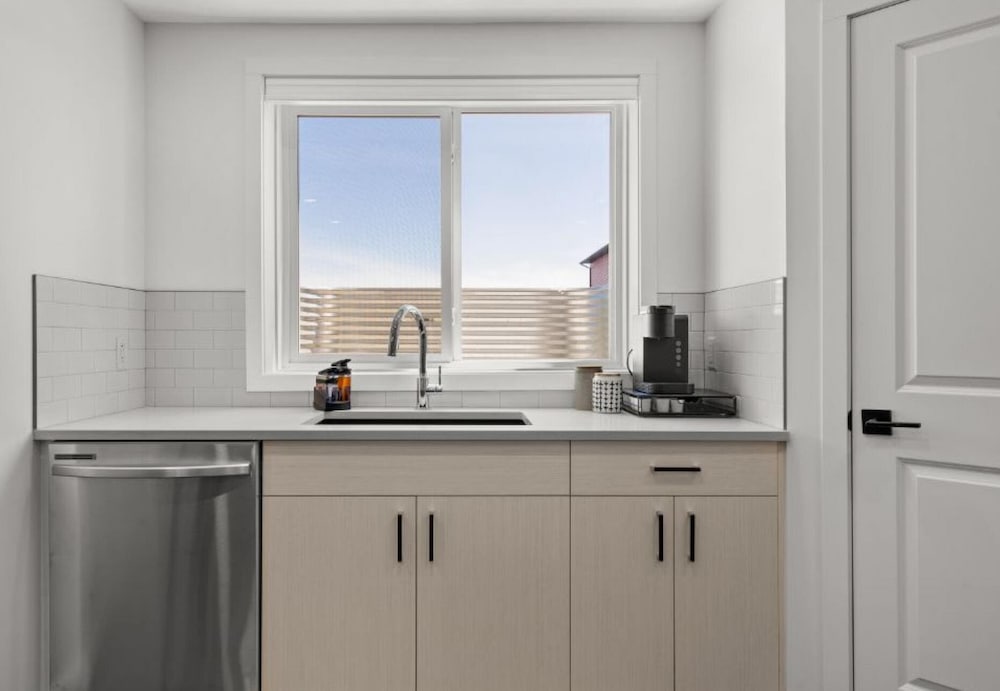 Castle View No Service Fees Kitchen 55 TV