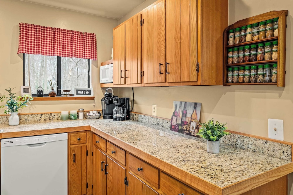 Atlas Point Lodge Sauna, Fireplaces, Kayaks, Lakes + Pet-friendly Yard
