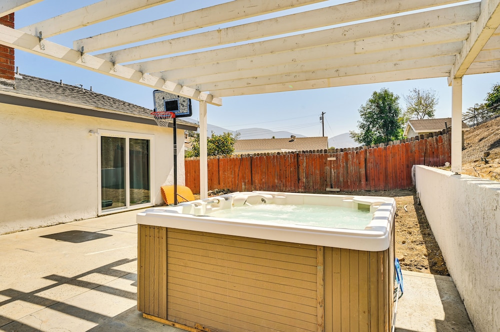Fireplace, Hot Tub, Patio & Bbq: San Diego Home