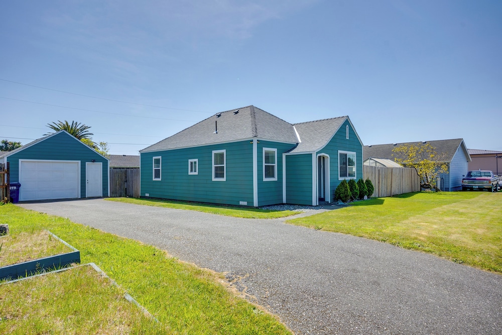 Walk to Gold Beach: Charming Cottage w/ Yard!