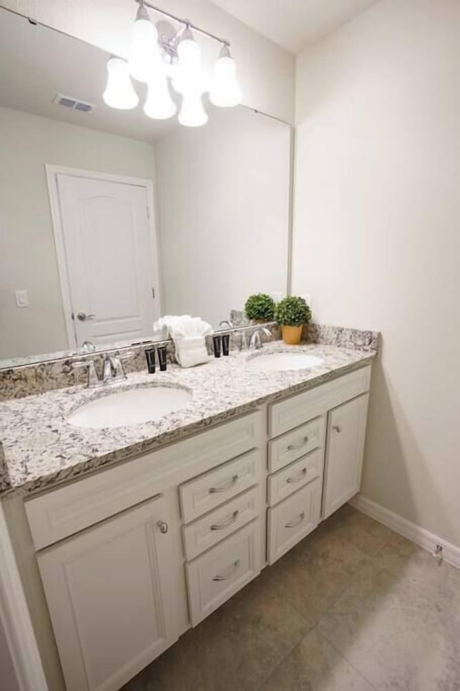 Fabulous 5 BR With Pool Solterra Resort