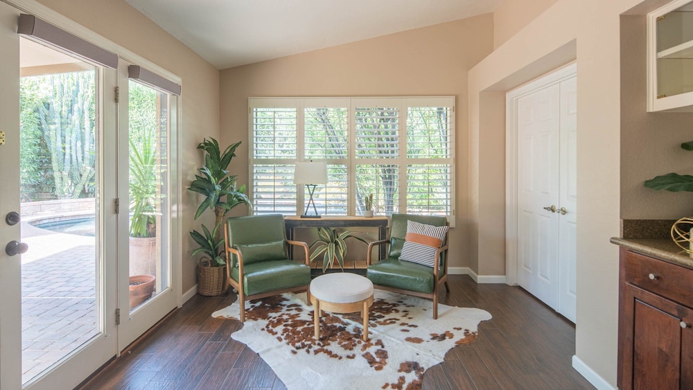 Scottsdale Gem W/pool in Private and Serene Yard!