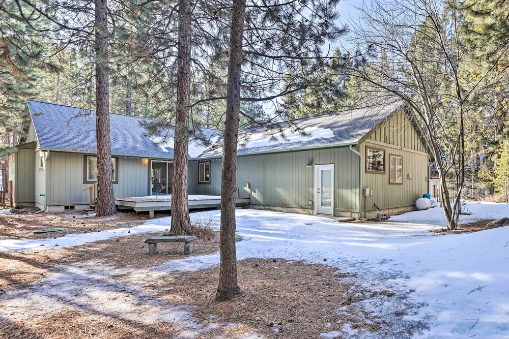Woodsy Bend Vacation Rental - Pet Friendly! view 3