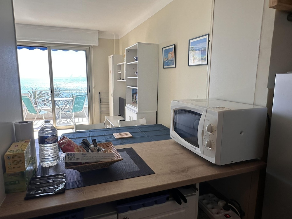 One Bedroom Apartment in Cannes With a Balcony and Great sea Views - 821