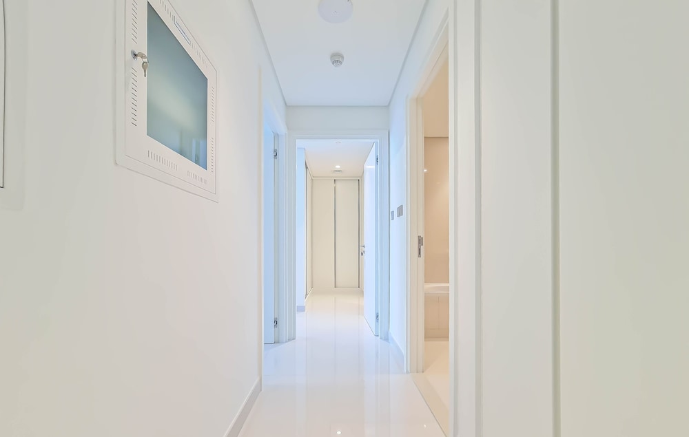 Stylish 2BR in Emaar Beach Front w/ Private Beach