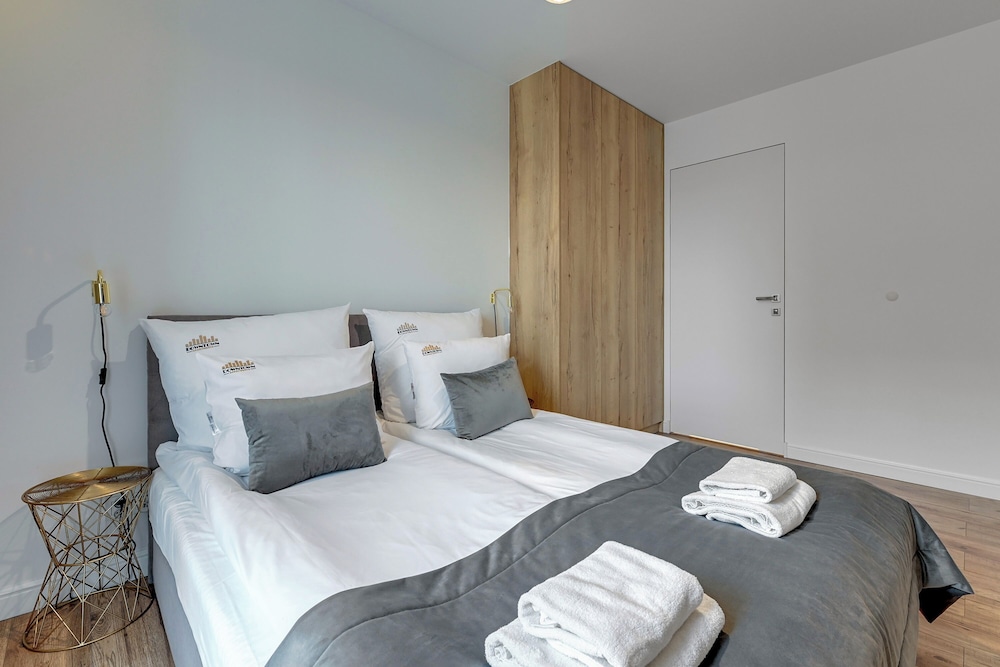 Aura - Riverside & Parking by Downtown Apartments