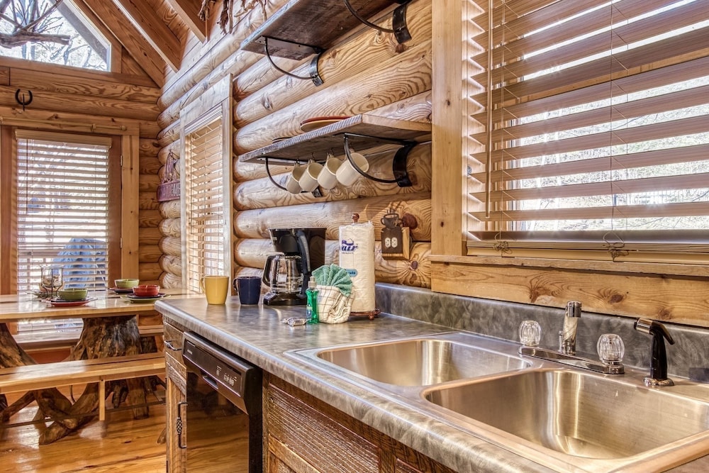 Er45 - Tin Pan Alley - Great Location. Just Across From Swimming Pool! 2 Bedroom Cabin by RedAwning view 3