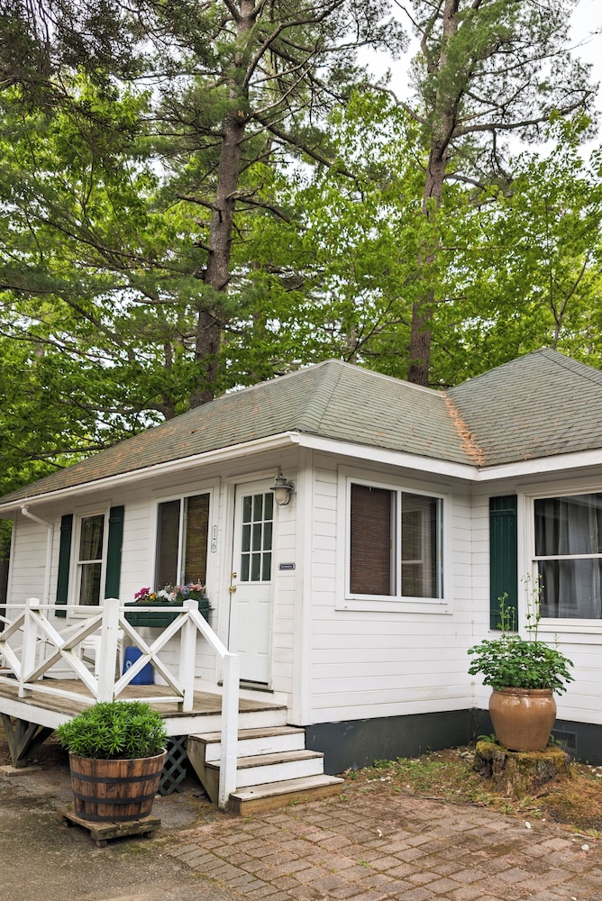 Hinckleys Dreamwood Cottages