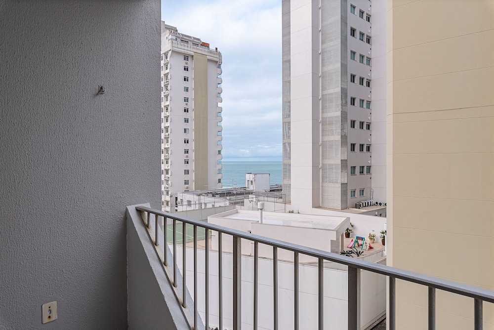 Sea View apt 130m From the Beach in BC Erg605