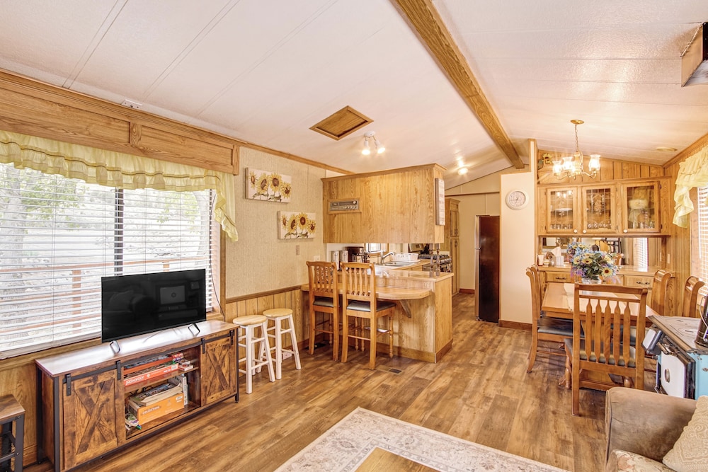 Creekside Cabin w/ Deck & Views in Panguitch!